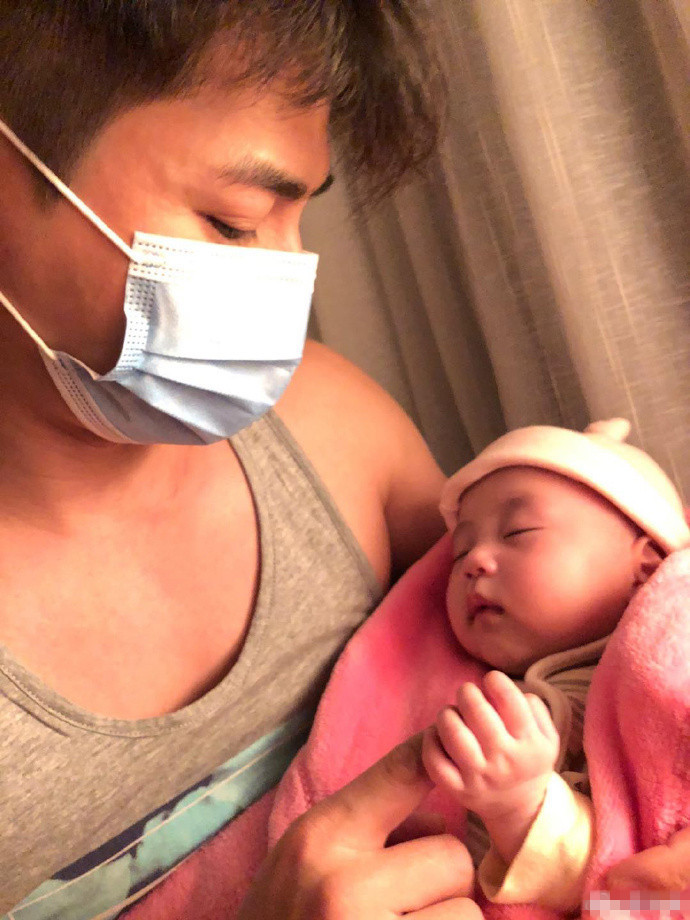 罗仲谦|罗仲谦晒女儿庆生，甜称是最好的礼物，小珍珠牵爸爸手睡着超温馨