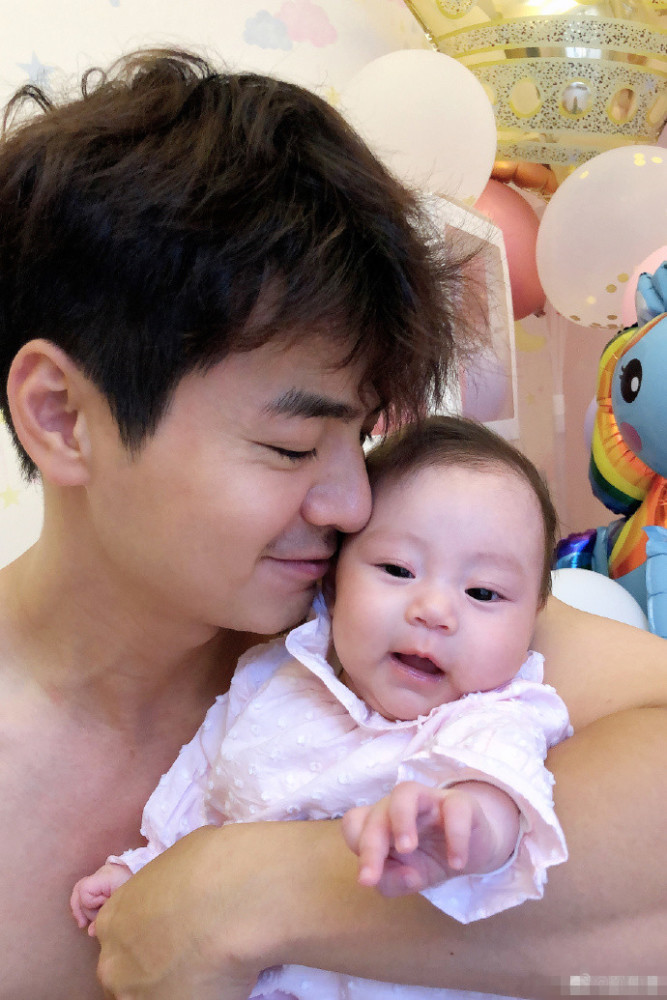 罗仲谦|罗仲谦晒女儿庆生，甜称是最好的礼物，小珍珠牵爸爸手睡着超温馨