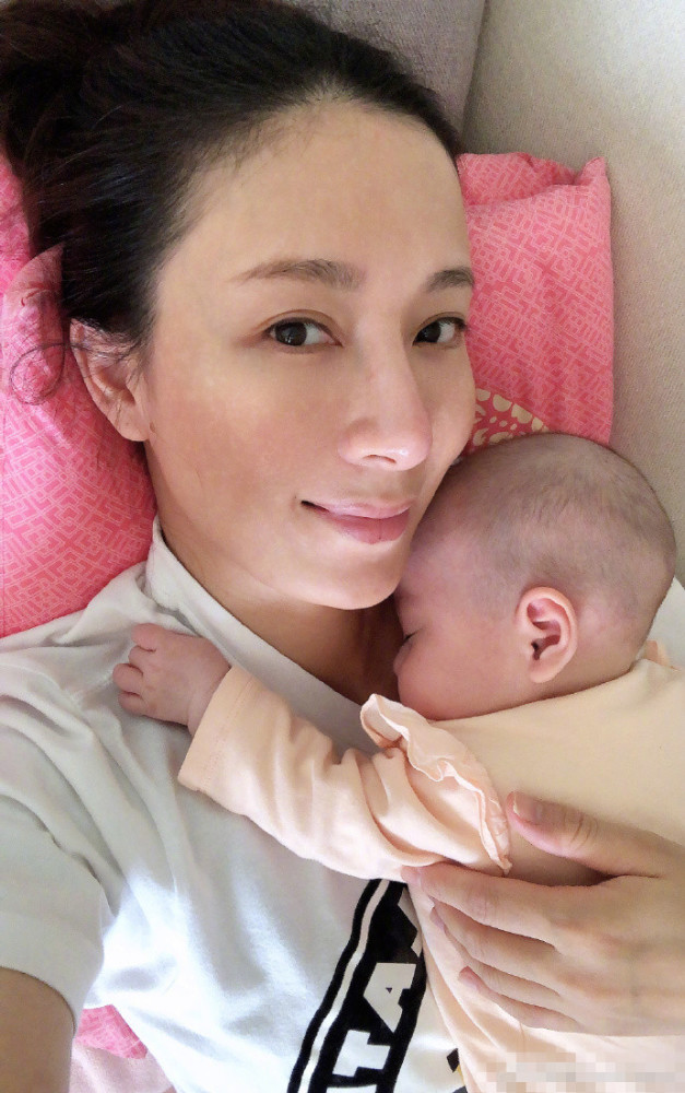 罗仲谦|罗仲谦晒女儿庆生，甜称是最好的礼物，小珍珠牵爸爸手睡着超温馨