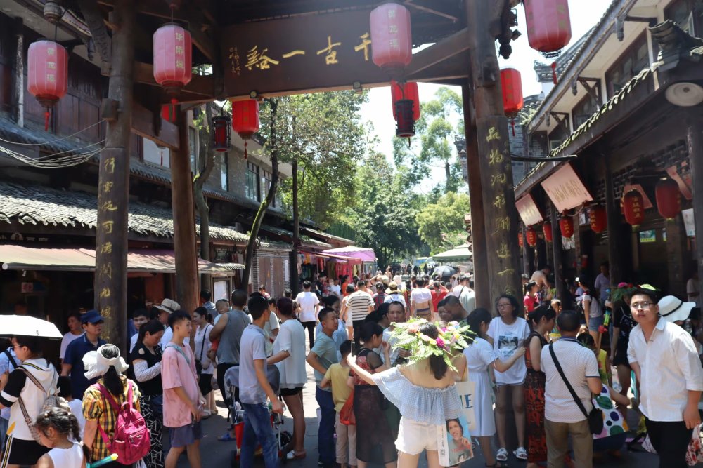 往年夏季,黃龍溪古鎮遊客眾多