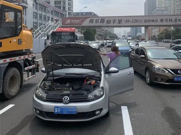 故障车"添堵" "骑警"3分钟到场疏通