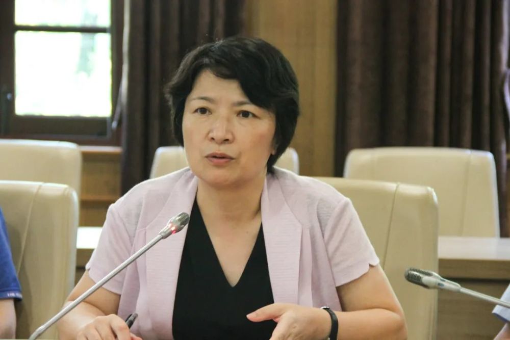 发展规划处处长张清华汇报了《教育部办公厅关于开展2016—2020年"双