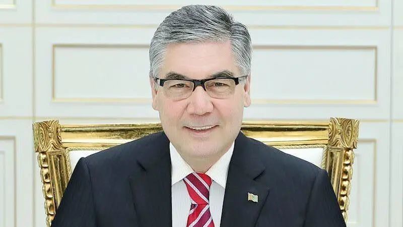 总统换发型,土库曼斯坦所有国家单位集体更换总统肖像照