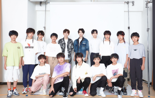 tfboys和三代师弟同框三人的脸太优越朱志鑫被指长得像王俊凯