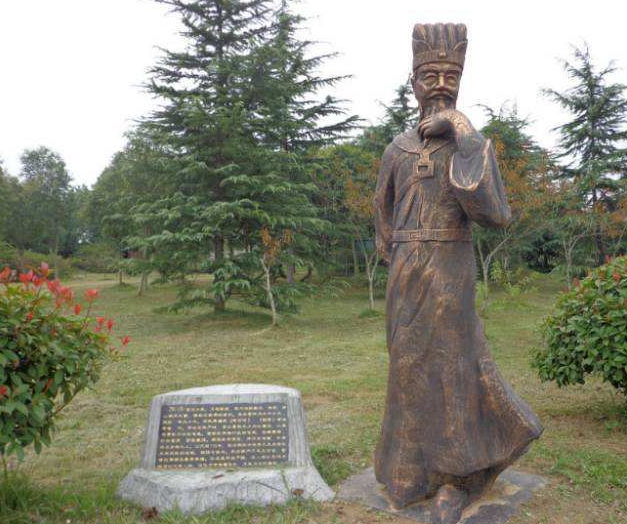 张汤在任七年,由于朝政大事都有张汤裁决,丞相李蔡,庄青翟显得那么"