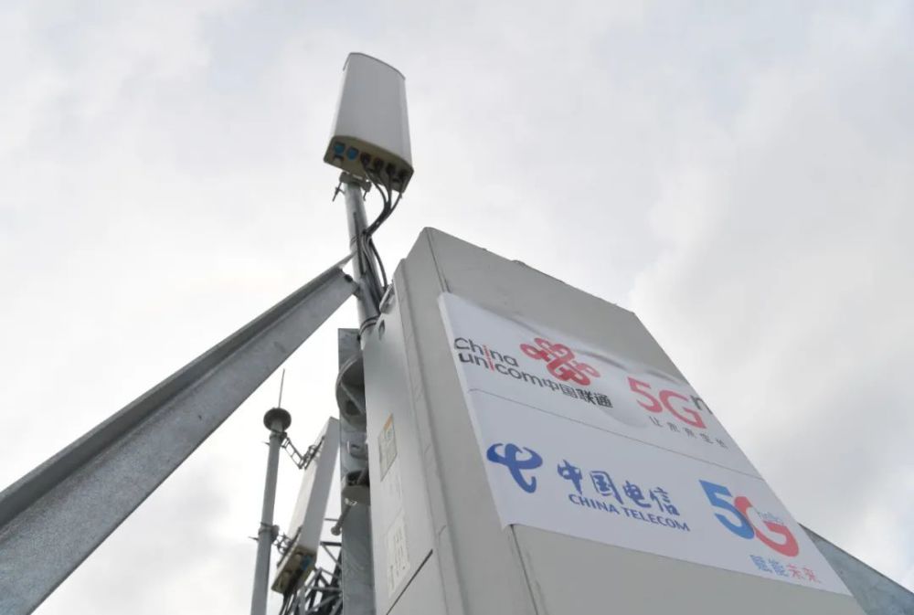 来到振兴路联通大楼房顶,看到已建好的5g基站,由抱杆,信号发射器,天线