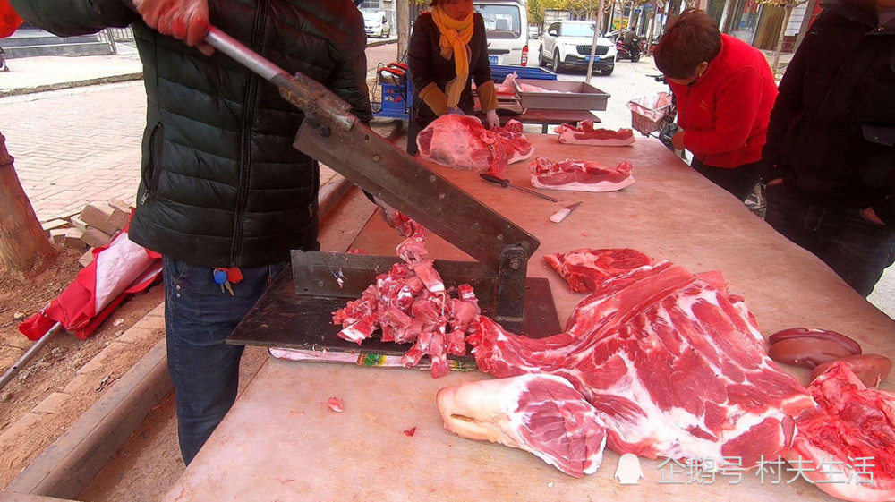 猪肉|为什么卖猪肉的常拿一块布在猪肉上擦？我是才知道，别乱买了