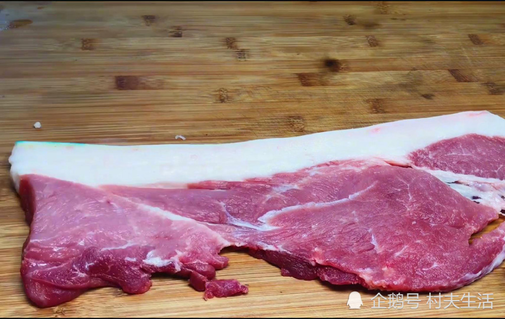 猪肉|为什么卖猪肉的常拿一块布在猪肉上擦？我是才知道，别乱买了