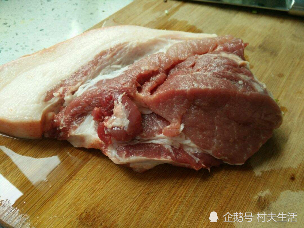 猪肉|为什么卖猪肉的常拿一块布在猪肉上擦？我是才知道，别乱买了
