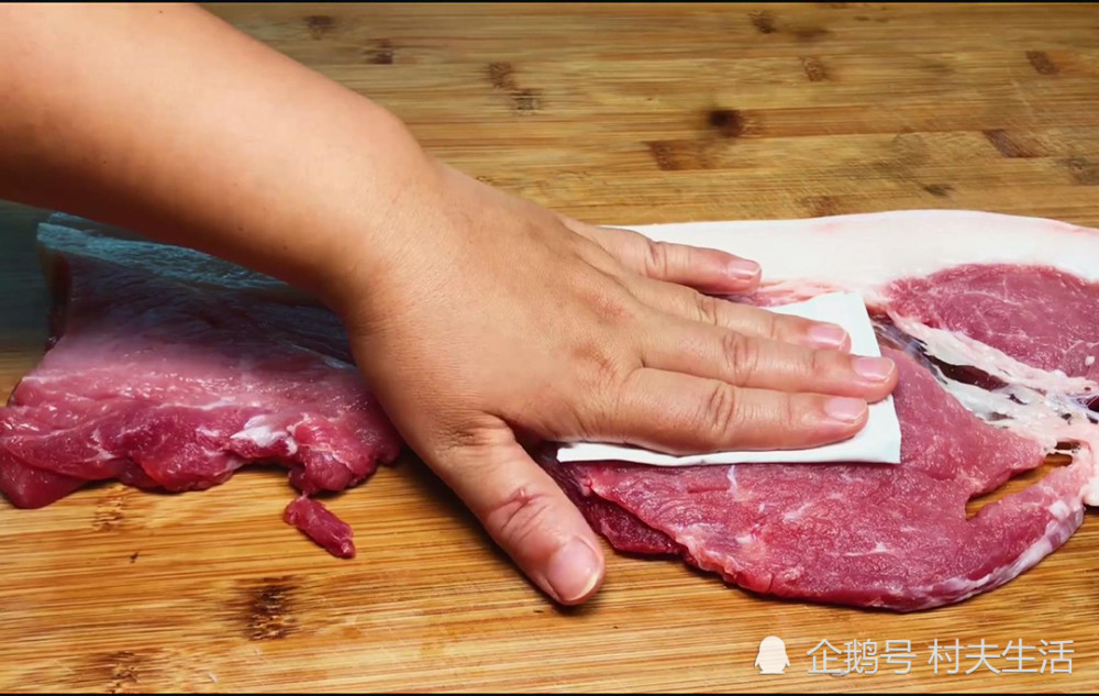 猪肉|为什么卖猪肉的常拿一块布在猪肉上擦？我是才知道，别乱买了