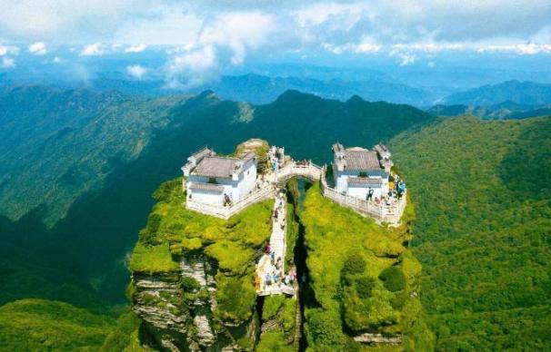 仙宇峰风景壮丽,当你置身于其中时会发现,自己仿佛进入了仙境,陡峭的