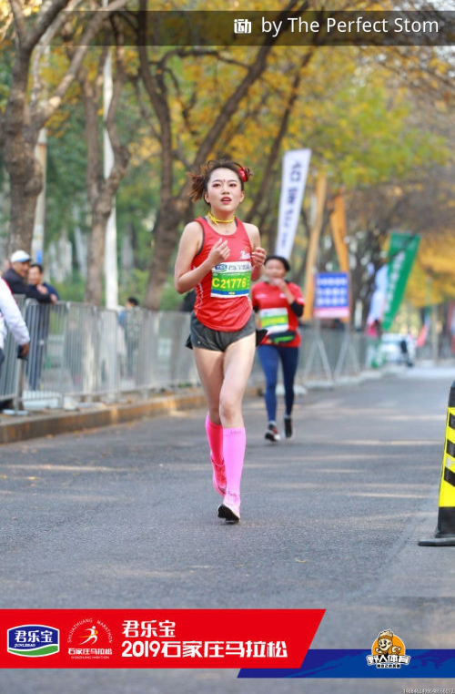 李红娜石家庄马拉松赛道上的小哪吒