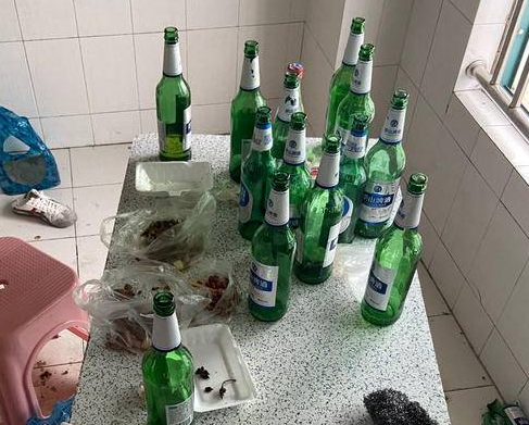 后来不慎把一瓶啤酒掉在地上摔碎,由于喝酒了头脑也不清醒,就将破碎的