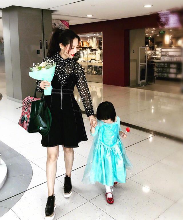 白冰的女儿长相真随妈,樱桃小嘴小圆脸,母女同穿少女裙太可爱