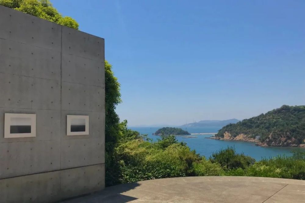 豐島美術館由建築師西澤立衛和藝術家內藤禮 合作設計,從