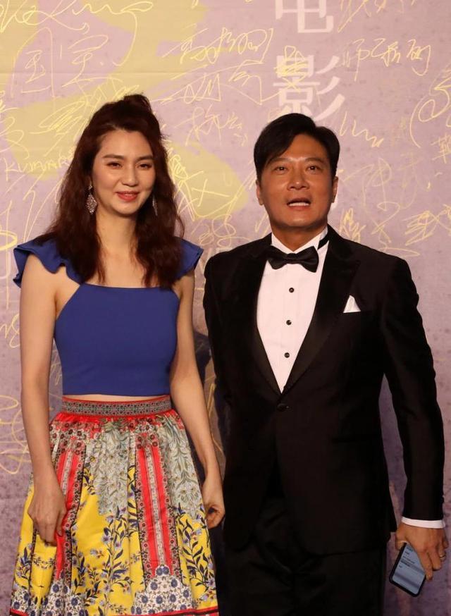 洪欣和老公太幸福了手拉手上台秀恩爱完全看不出来差10岁