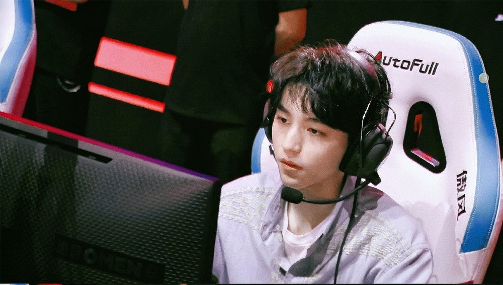 "电竞男主王俊凯"登顶热搜榜,接受采访时偷了一手letme的梗!