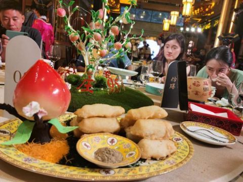 北海公园仿膳饭庄迎来95岁生日