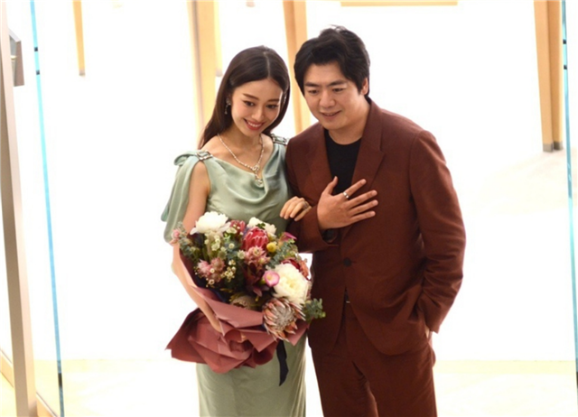 郎朗|郎朗吉娜合体出席活动秀恩爱，丝绸礼服展现吉娜完美身材