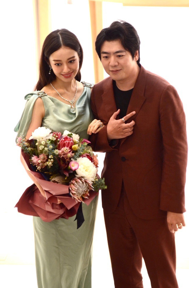 郎朗|郎朗吉娜合体出席活动秀恩爱，丝绸礼服展现吉娜完美身材