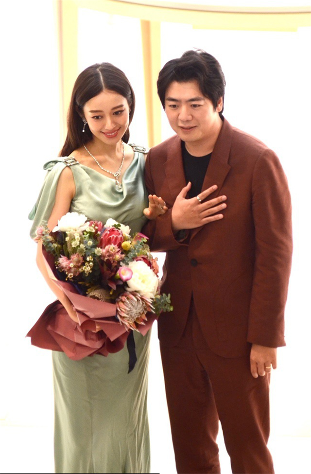 郎朗|郎朗吉娜合体出席活动秀恩爱，丝绸礼服展现吉娜完美身材