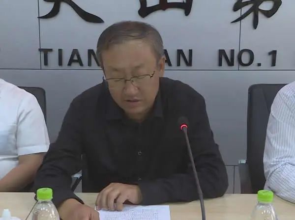 朱永亮与宝玉为金茂酒店捐建的"中国金茂科学教育研修室"进行了揭牌.