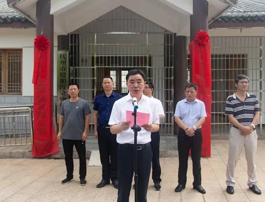 揭牌仪式上,胡建军首先致欢迎辞.