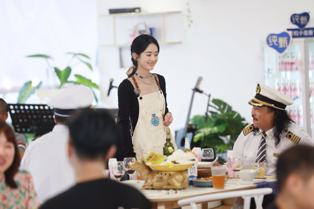 赵丽颖工作室|被赵丽颖彻底惊艳，普通穿搭也能穿出时尚感，这个腰和锁骨太绝了