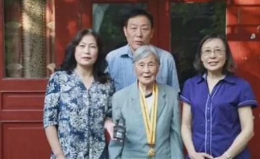 老人|北京一位老人去世，女儿翻遗物找出一封血书，父母身份令众人致敬