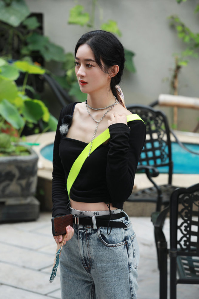 赵丽颖工作室|被赵丽颖彻底惊艳，普通穿搭也能穿出时尚感，这个腰和锁骨太绝了