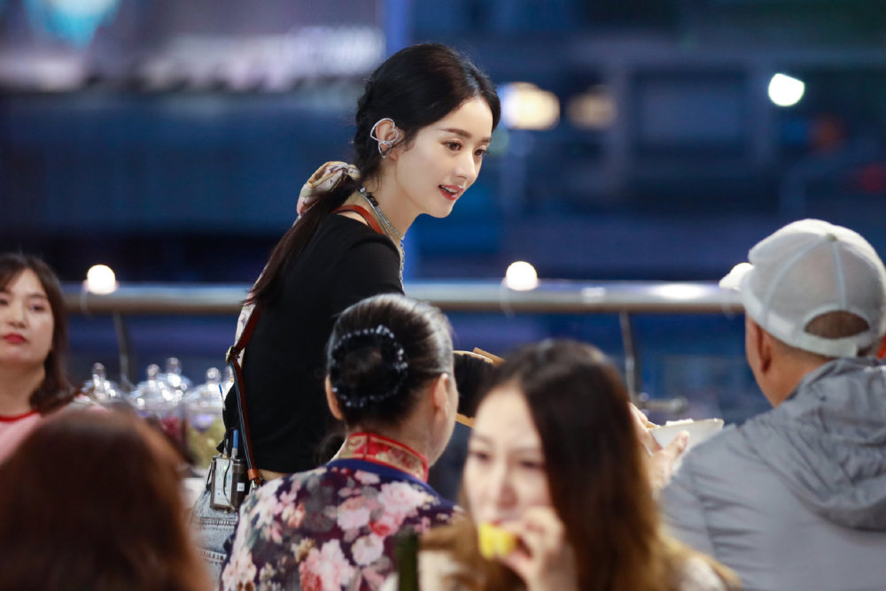 赵丽颖工作室|被赵丽颖彻底惊艳，普通穿搭也能穿出时尚感，这个腰和锁骨太绝了