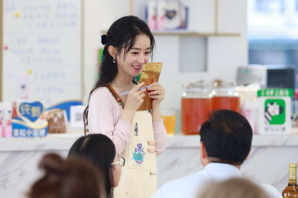 赵丽颖工作室|被赵丽颖彻底惊艳，普通穿搭也能穿出时尚感，这个腰和锁骨太绝了