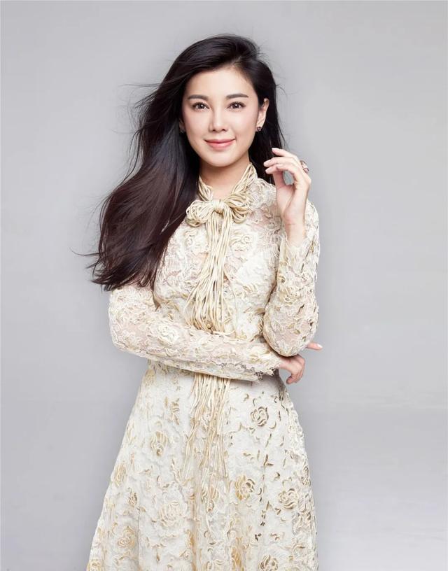 《爱情公寓》里"傻白甜"羽墨,如今生活得怎么样了?