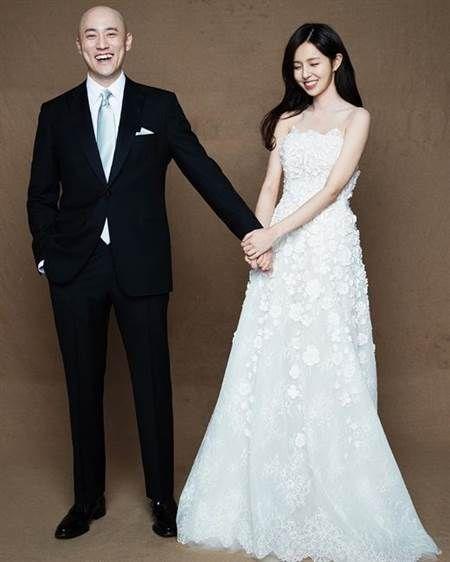 据了解,赵秀爱的老公朴瑞元比她大13岁,是韩国斗山集团会长的长子,身