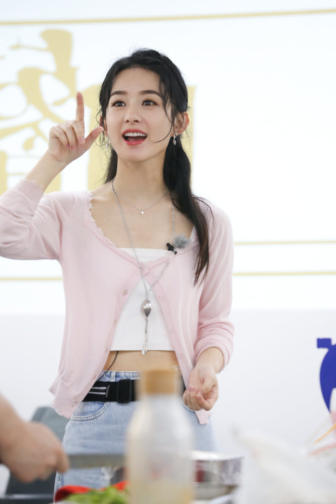 赵丽颖工作室|被赵丽颖彻底惊艳，普通穿搭也能穿出时尚感，这个腰和锁骨太绝了