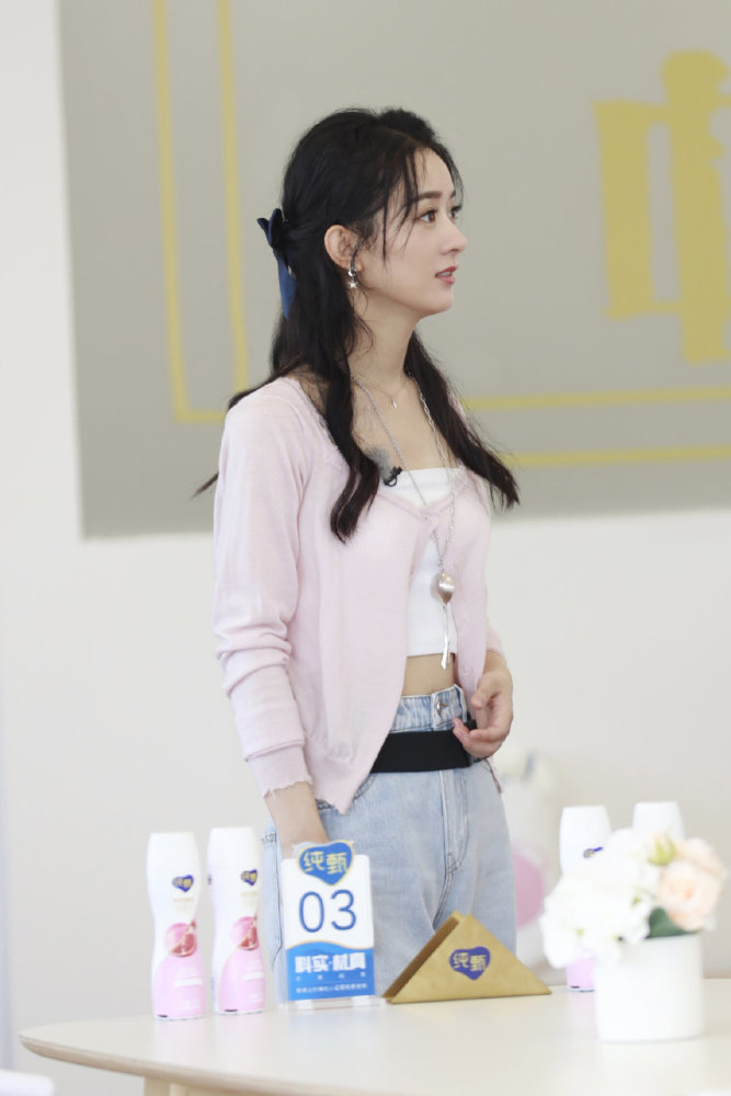 赵丽颖工作室|被赵丽颖彻底惊艳，普通穿搭也能穿出时尚感，这个腰和锁骨太绝了