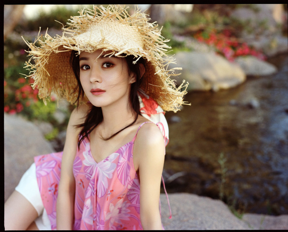 赵丽颖工作室|被赵丽颖彻底惊艳，普通穿搭也能穿出时尚感，这个腰和锁骨太绝了