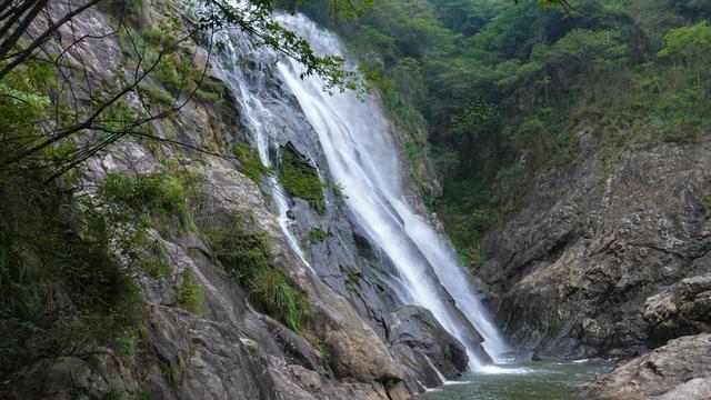 安徽天柱山的避暑勝地,一條峽谷中藏有十幾條瀑布