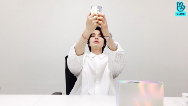 唇色老被误会李栋旭开直播无奈擦嘴自清自拍谜之角度笑翻粉丝