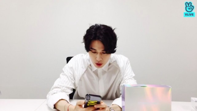 唇色老被误会李栋旭开直播无奈擦嘴自清自拍谜之角度笑翻粉丝