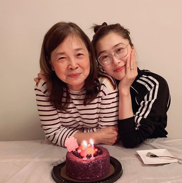 周丽淇|傅程鹏次子出生百日隆重庆祝，周丽淇捧珍贵礼物与儿子首同框出镜