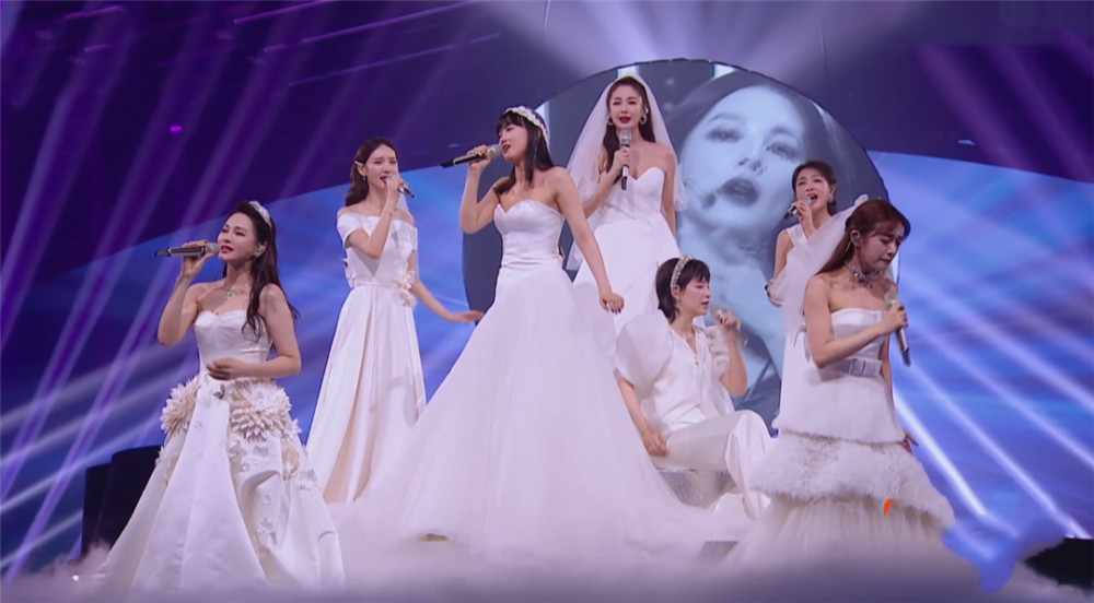 李斯丹妮|《浪姐》成团投票风波，李斯丹妮粉丝惹怒万茜粉丝，姐姐空降安抚