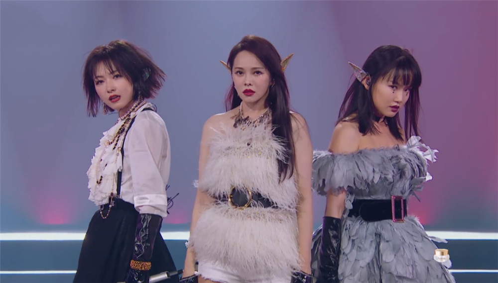 李斯丹妮|《浪姐》成团投票风波，李斯丹妮粉丝惹怒万茜粉丝，姐姐空降安抚