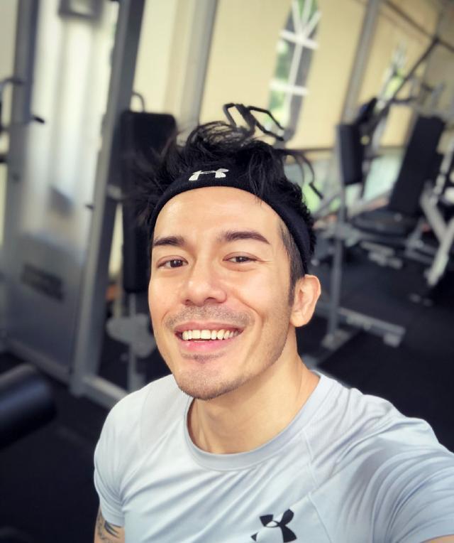 tvb|前TVB当红小生沈震轩夺男主角金奖，曾为一份特价盒饭每天步行很远