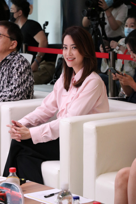 霍汶希|郑希怡吐槽经纪人管教严不让吃米饭，霍汶希：没我她能有今天吗？