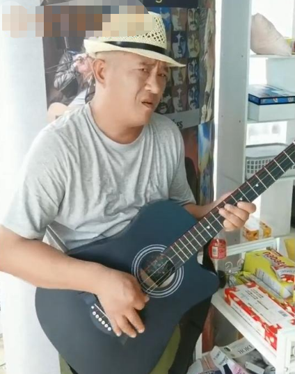 刘小光|“赵四”刘小光酒驾风波后晒视频，秀了一段吉他solo，表情很不屑