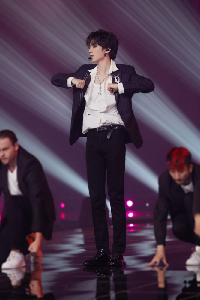 王俊凯|王俊凯喜提第15个代言，双话题阅读量破亿，一起凯启潮流新篇章