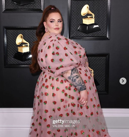 今年1月26日,大码模特泰丝·霍利迪 (tess holliday)把这条草莓纱裙穿
