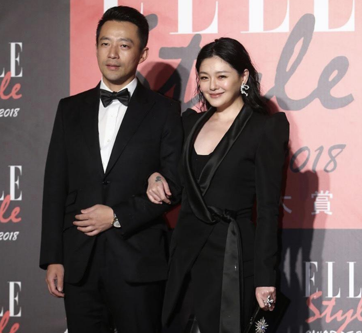 大s|大S体重终于“失控”？43岁活动亮相膀大腰圆，怎么遮都遮不住
