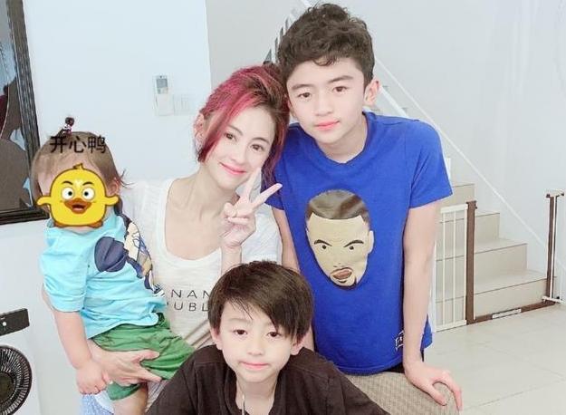 张柏芝|张柏芝开店，儿子帮忙打扫卫生，谢霆锋晒月饼疑似拍到王菲引热议